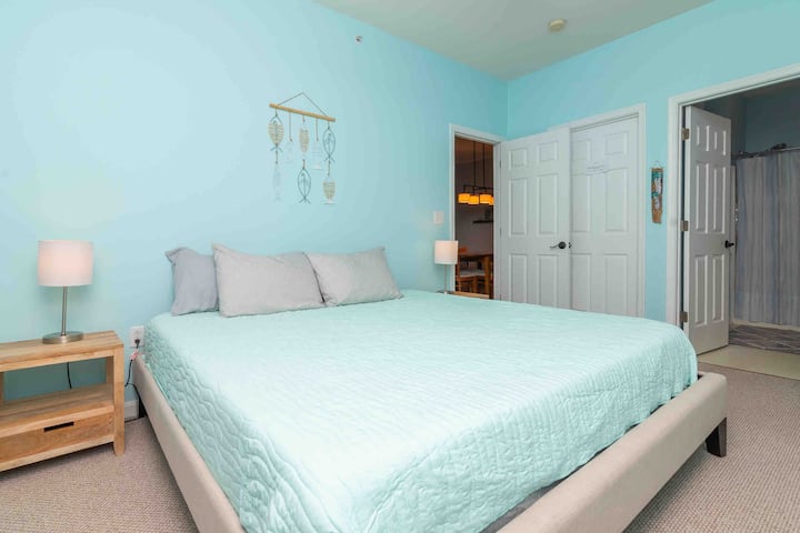 غرفة نوم رئيسية بسرير كبير الحجم 