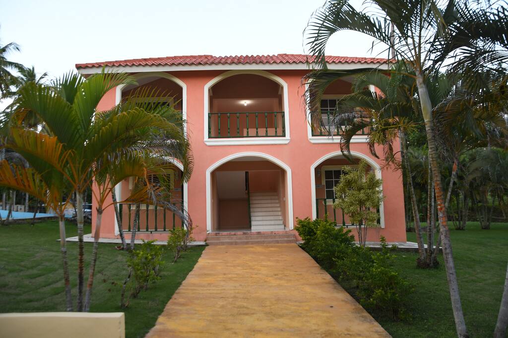 Edificio de 2 niveles con 4 apartamentos.