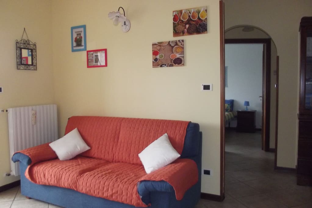 Divano tre posti in soggiorno