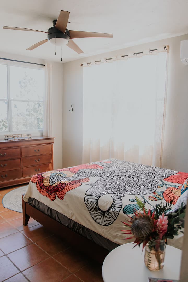 غرفة نوم الأناناس (غرفتي الشخصية المفضلة في المنزل بأكمله!) تحتوي هذه الغرفة على سرير بحجم وسط ، ومساحة كبيرة لملابسك ، ومكيف هواء صغير ، وإطلالة رائعة على المحيط من سريرك ، والكثير من الضوء الطبيعي.