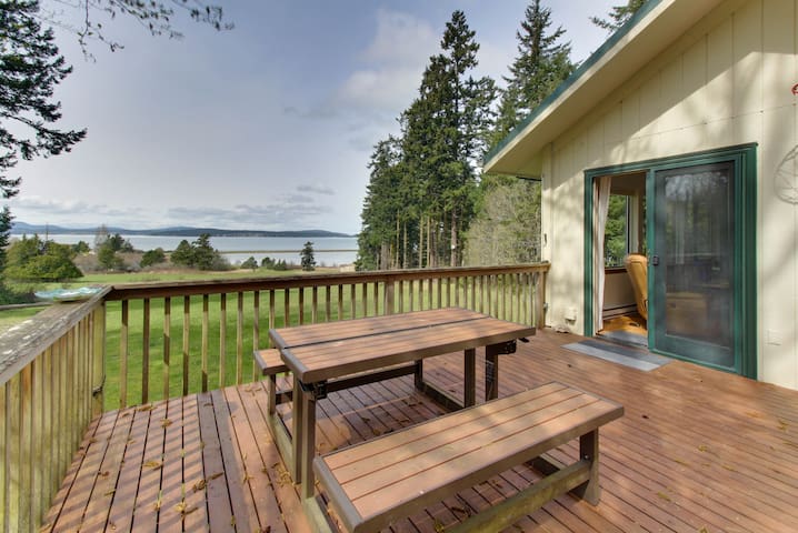 Cozy cabin with peaceful atmosphere, breathtaking ocean views moments from beach