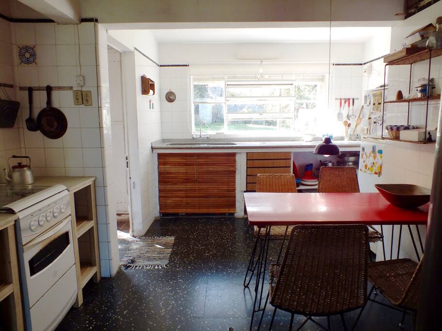 Cocina amplia y con mucha luz natural