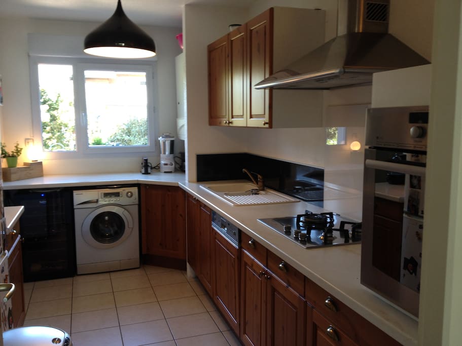 Cuisine avec four electrique, micro onde, plaques gaz de ville, bouilloire cafetière NESPRESSO, lave vaisselle, lave linge, vue jardin