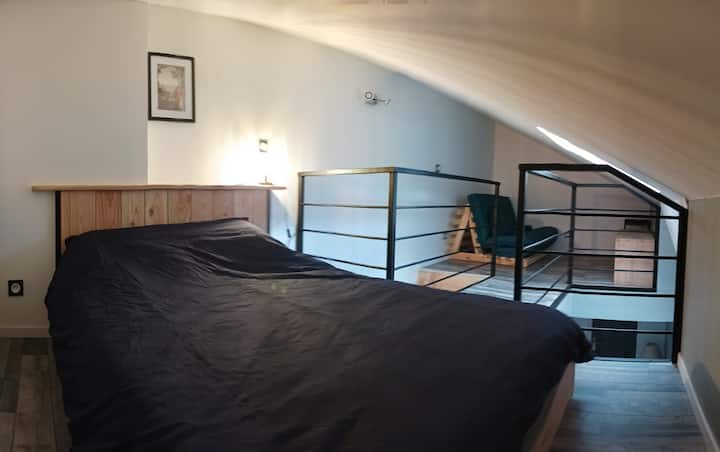 Mezzanine con dormitorio y sala