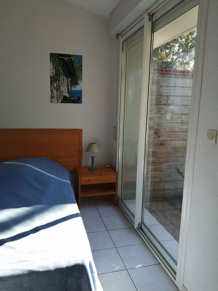 一楼的双人卧室。