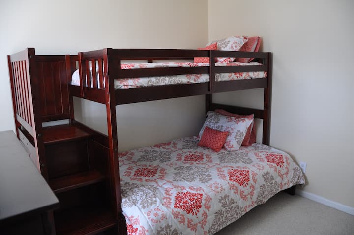 هذه هي غرفة نوم الضيوف. يحتوي على سرير بطابقين (مزدوج وكامل). هناك خزانة.