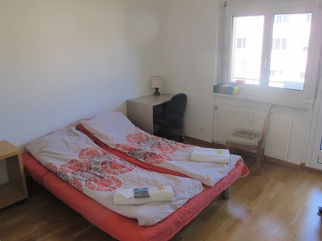 Room 7 min by tram to the city center