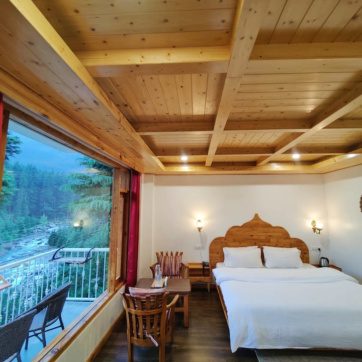 วิวสวนแอปเปิ้ล + แม่น้ำ + ป่าสน + ภูเขาจากห้องพักและระเบียงส่วนตัวบนชั้นสอง = "ธีมฮิมาชาลี" 