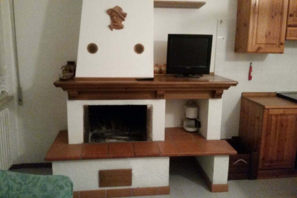Per le serate possiamo anche usufruire di un caminetto di compagnia