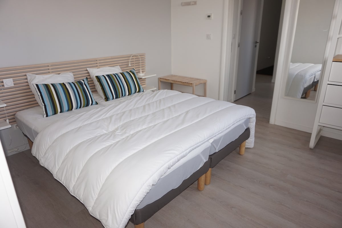 Dormitorio primer piso con una cama doble que se puede separar.