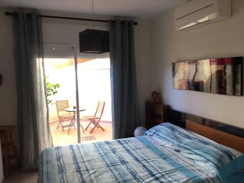 Habitación cama matrimonio con baño privado.