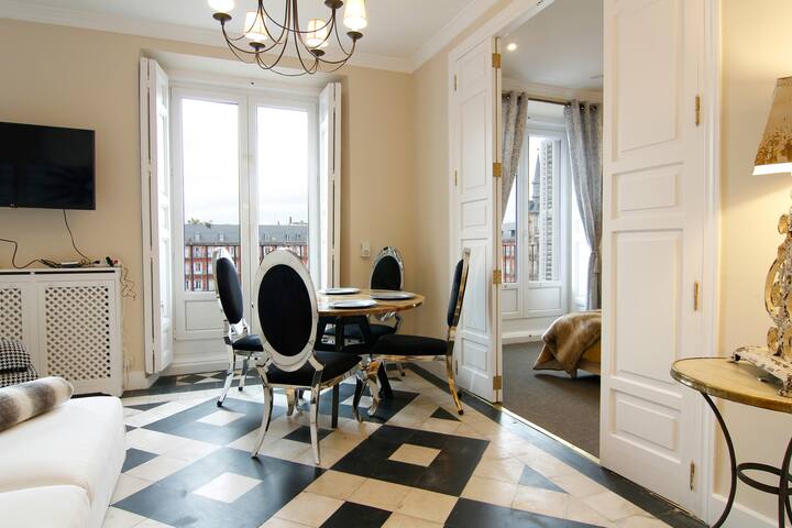 Stylish flat Plaza Mayor, 190 m2, 3BR, 2BTH bright gallery image 4