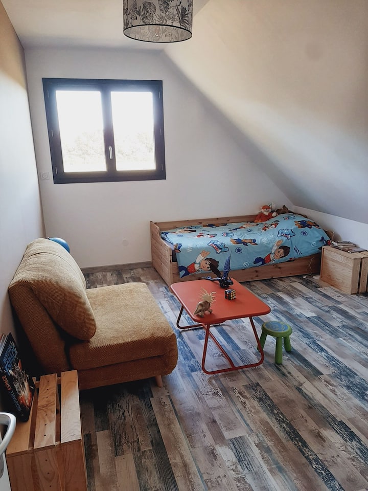 儿童卧室一张单人床、一张抽屉床和一张沙发床 