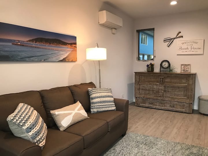 כניסה גדולה כוללת ספה נפתחת ומיטת מרפי קווין סייד שניתן להשאיר פתוחה, והיא לא תהיה בשום אופן. פנו ימינה לחדר השינה השני, חדר רחצה ושירותים נפרד ומדרגות למעלה. 