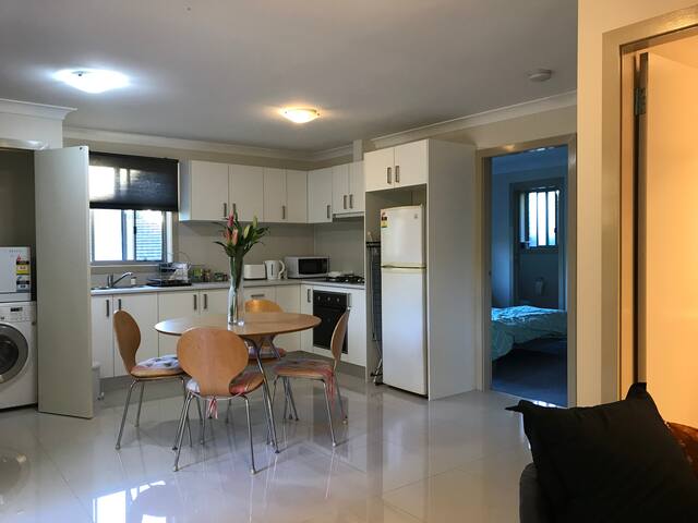 Entire GrannyHouse, 2BR+2bath @ Chatswood, Sydney