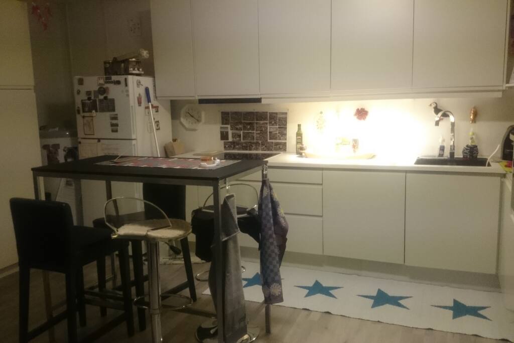 Kjøkkene er funksjonelt med Kjøl/frys, induksjonsovn, stekeovn, kaffemaskin, vannkoker, eggekoker m.v.