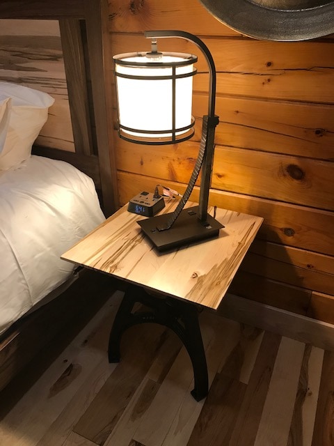 โต๊ะข้างเตียงที่ทำด้วยมือในห้องใต้หลังคาสวีท