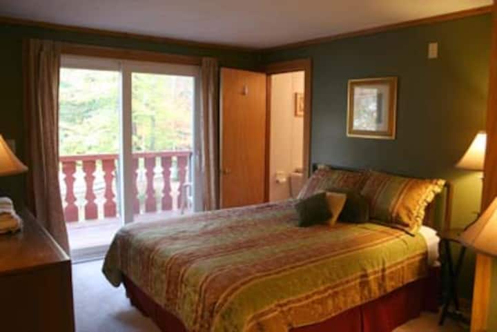 chambre principale avec lit « queen size », niveau supérieur