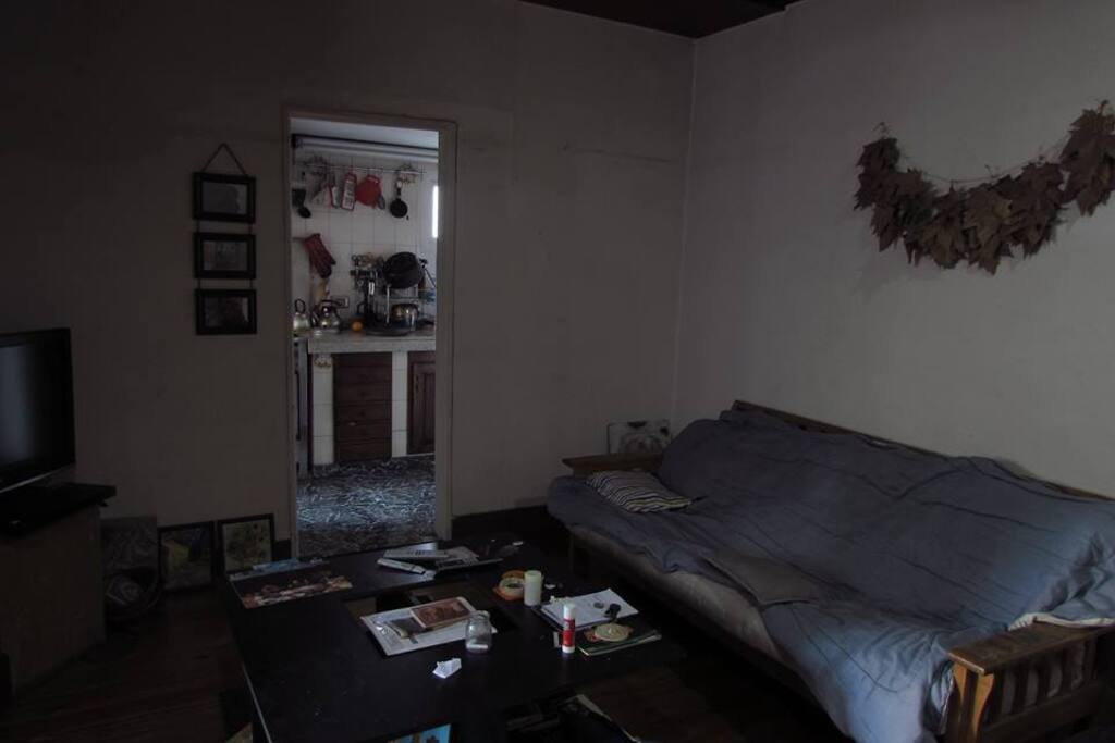 Living con biblioteca y sala de TV
