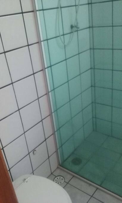 Banheiro reformado com Box de vidro temperado. Chuveiro bom, tipo ducha, boa vazão, bom aquecimento.