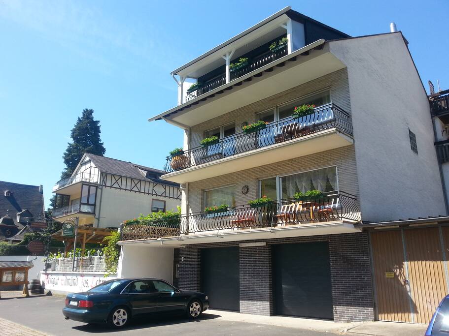 Jede Etage 1 Wohnung, 2 Garagen für Fahrräder/Bikes