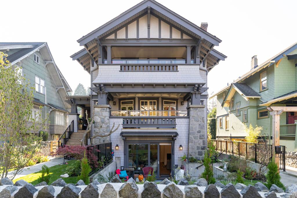 Heritage house completely renewed, on a quiet tree-lined street
