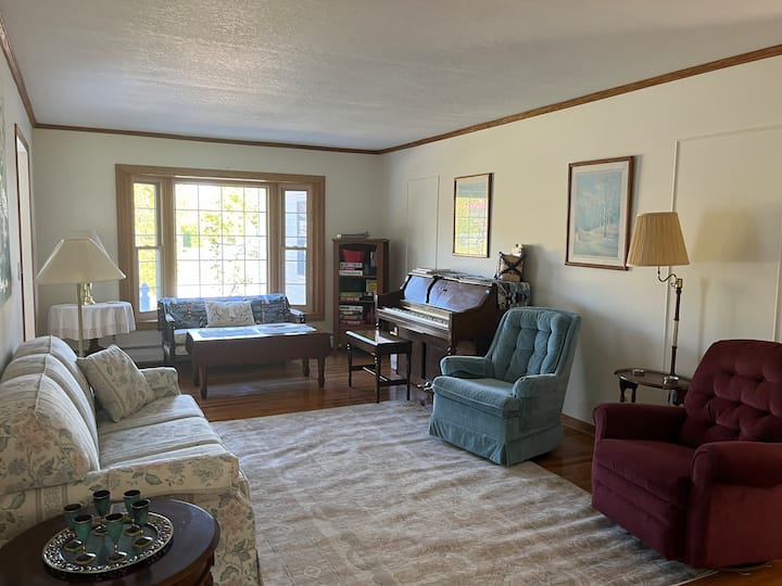 Играйте игри или пианото в хола. 