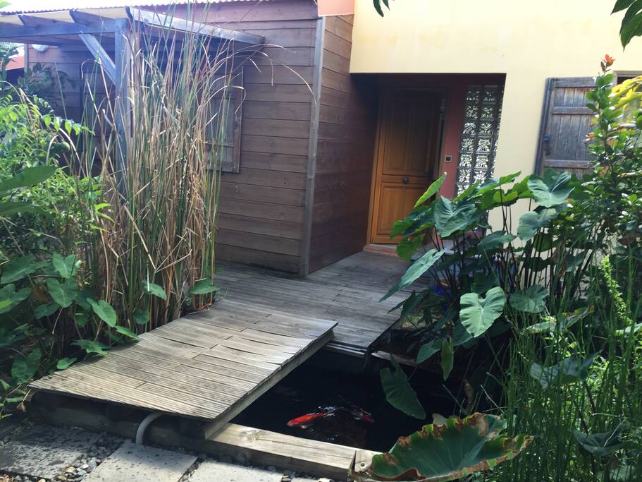 Entrée au dessus d'un petit bassin