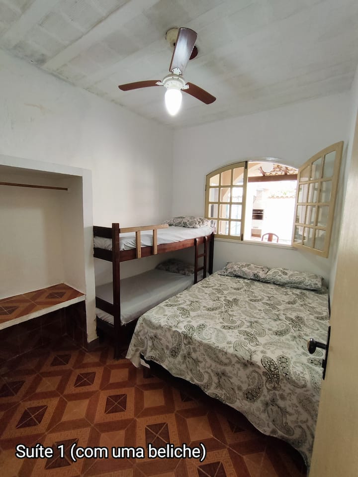 Dhomë gjumi në katin e parë – Me banjë private, 1 krevat dopio dhe 1 krevat marinari.
* Ka jastëkë dhe një ventilator tavani.

* Shtrojat e krevatit, për qëllime ilustruese * (Nuk i kemi!)