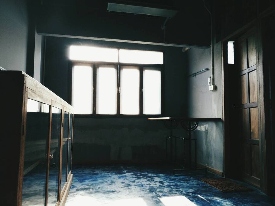 ROOM 001