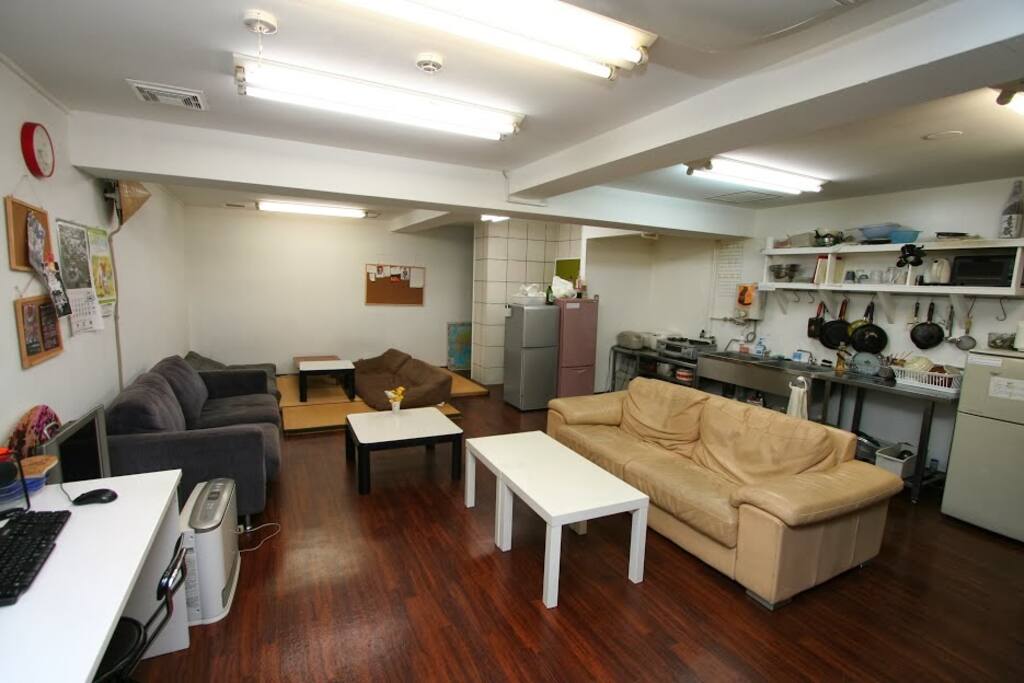 リビングルーム / Living Room
共有リビングです
Shared living room.