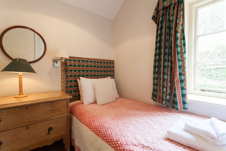 一楼单人房，带古董松木箱