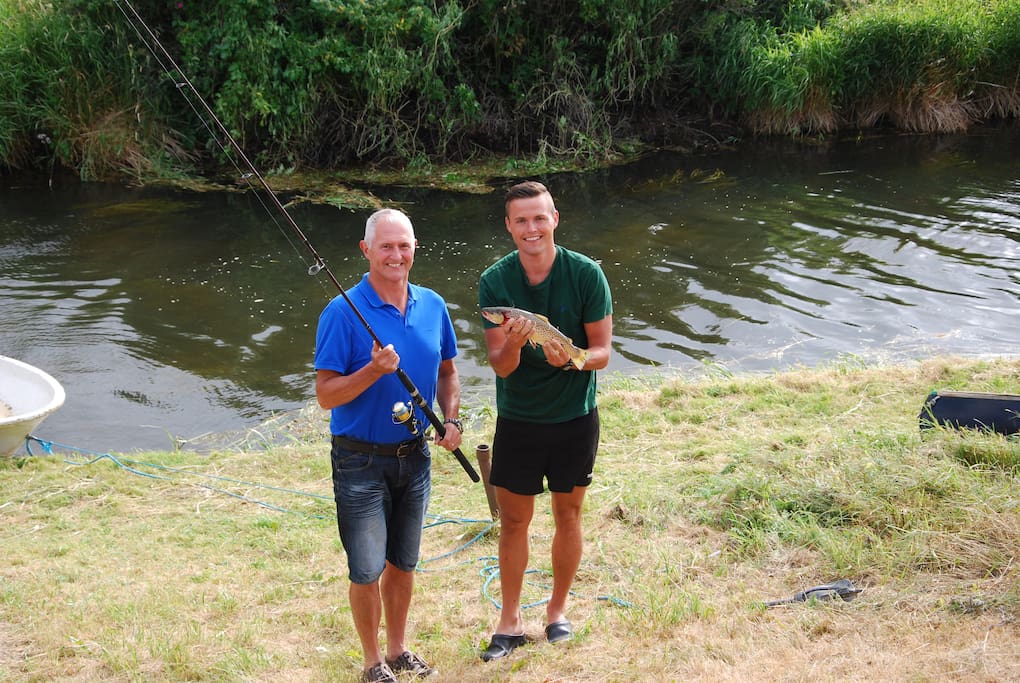 Bo og hans son Tobias, der har fanget en fisk