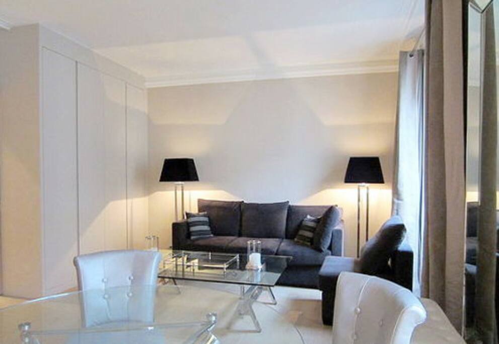 Cet appartement est composé d'un charmant salon avec du parquet au sol et des fenêtres double vitrage et vue sur rue. Ce salon calme est meublé et équipé pour rendre votre séjour agréable : téléviseur, draps, couettes, canapé, 1 fauteuil(s), table à manger, table basse, bureau, penderie, etagère, placard, 4 chaise(s), tabouret, 1 canapé(s) lit(s) de 160cm.