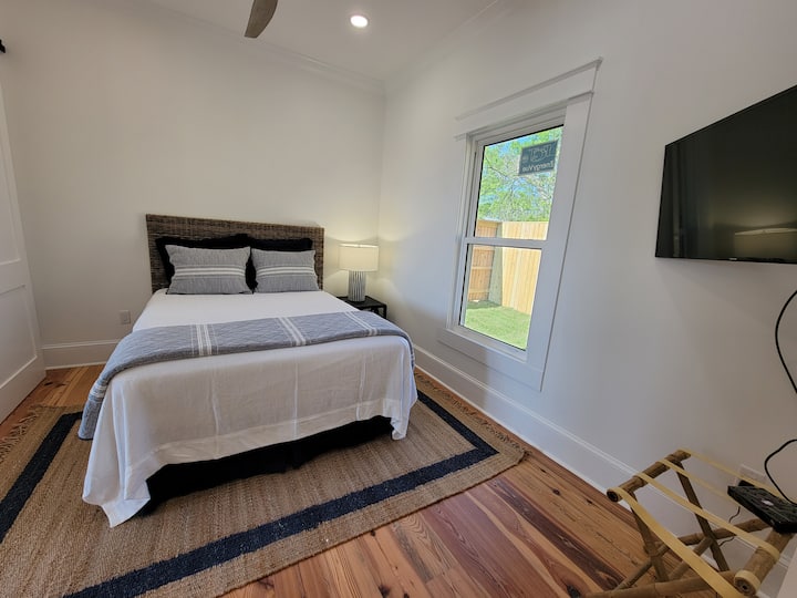 Chumba cha kulala cha wageni kilicho na kitanda aina ya queen.