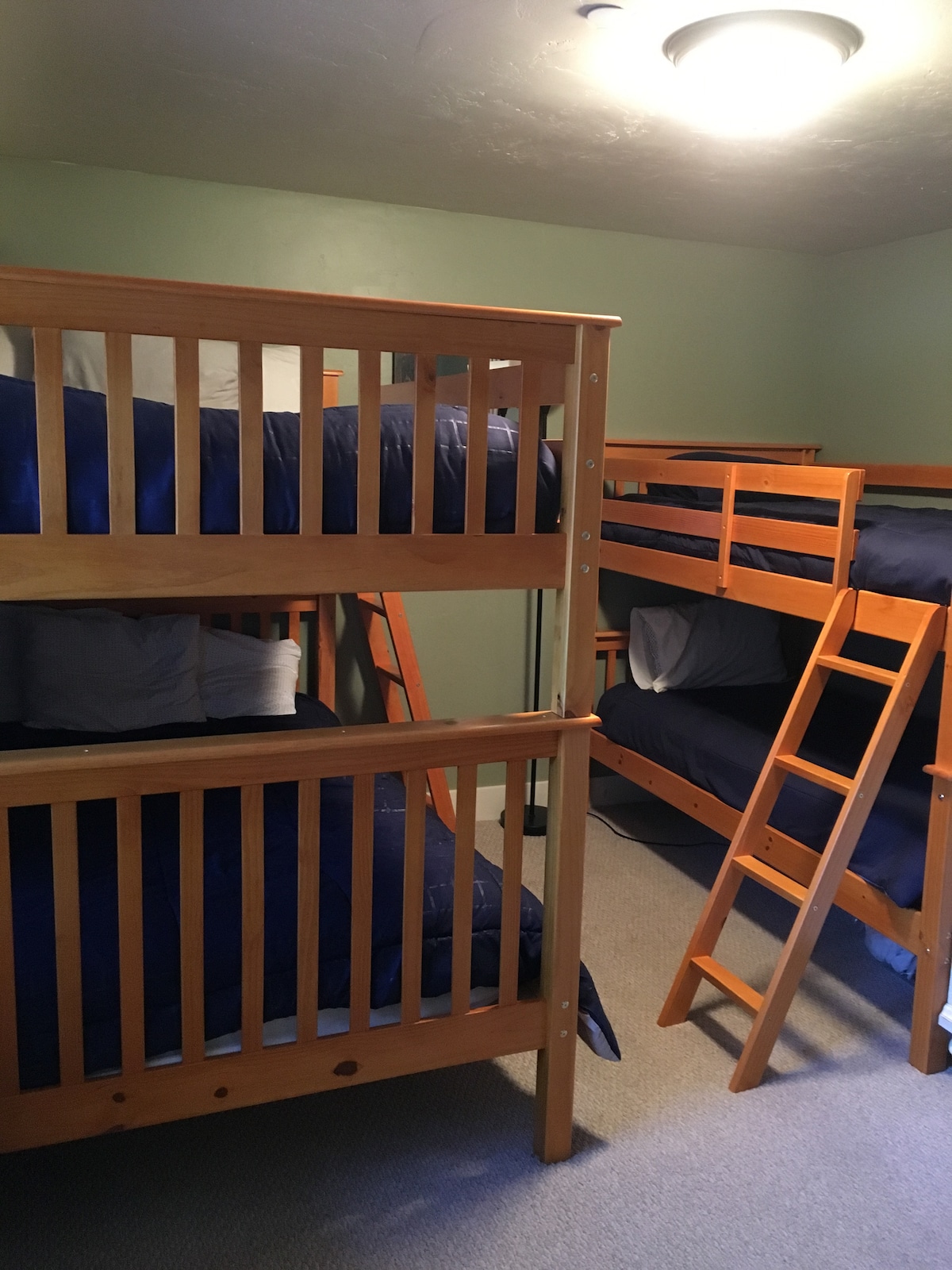 Habitación con litera en la planta baja (completa y doble sobre dos camas individuales) con TV y baño.