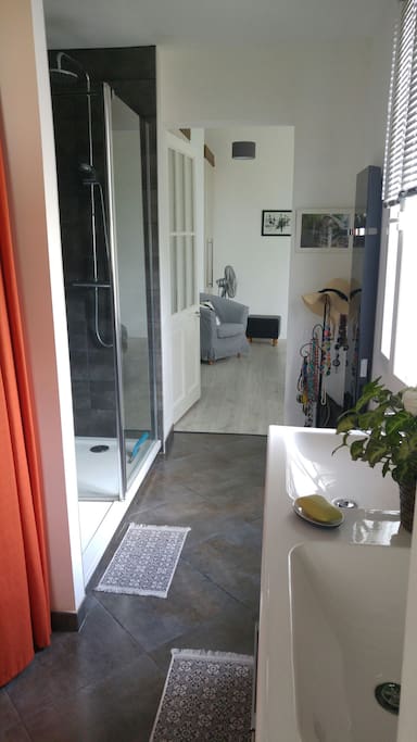 Salle de bain et wc privés. Douche italienne et 2 vasques