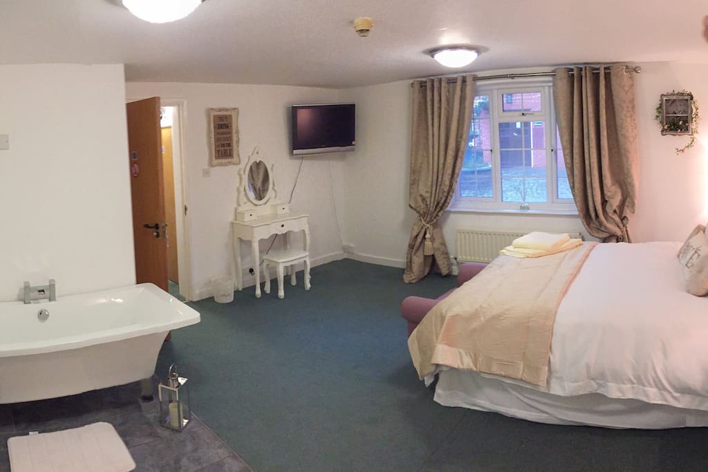 Bedroom & ensuite bath