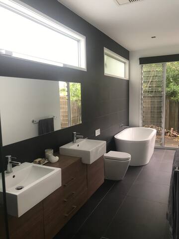 Mooloolaba: 4 bedroom Home with pool gallery image 4