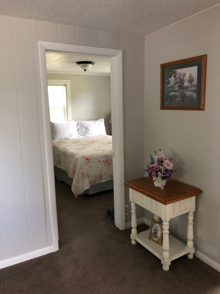 מבט לתוך חדר שינה 1