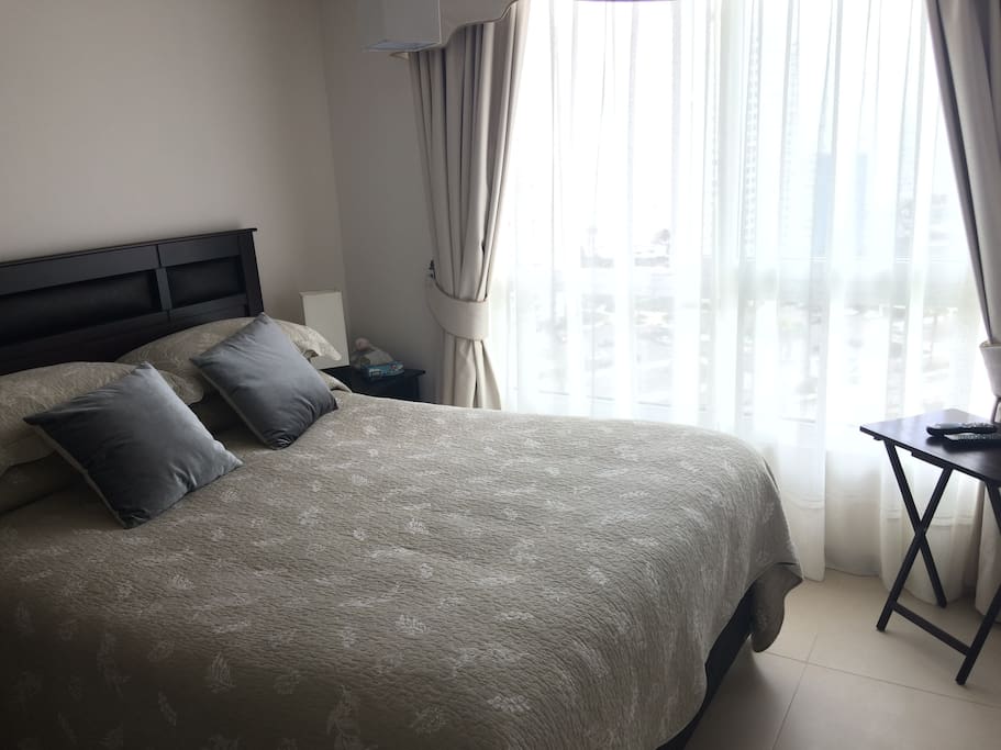 Dormitorio Principal con Cama Queen / Main Bedroom with a Queen Bed