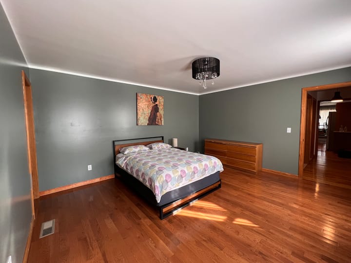 חדר שינה ראשי עם חדר רחצה פרטי. 