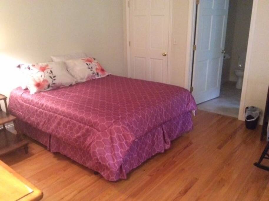 En suite bedroom w/queen bed