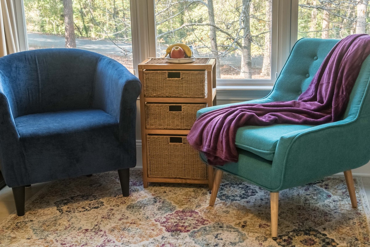 Cómoda zona de estar junto a la vista con más almacenamiento.