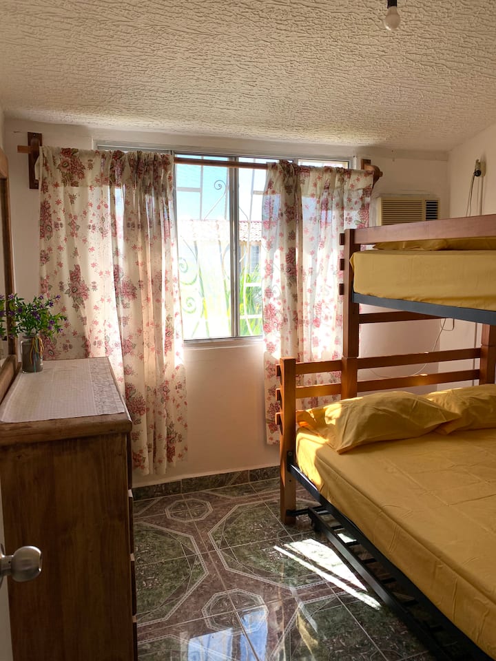 Chumba cha kulala na kitanda cha ghorofa