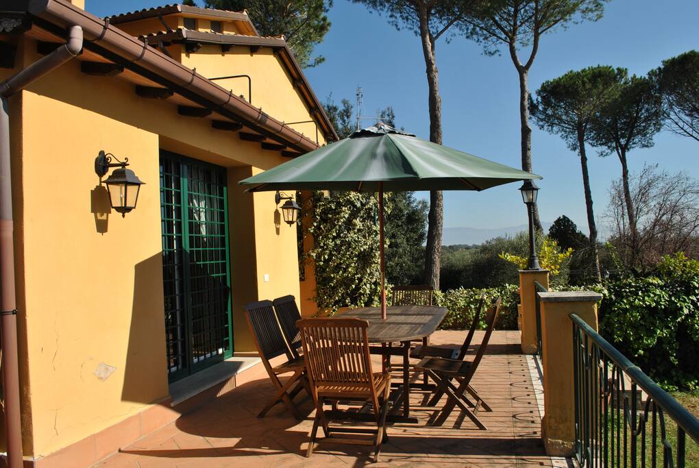Terrazzo attrezzato con vista sul giardino