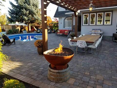 The Oasis Luxury Home Downtown with pool