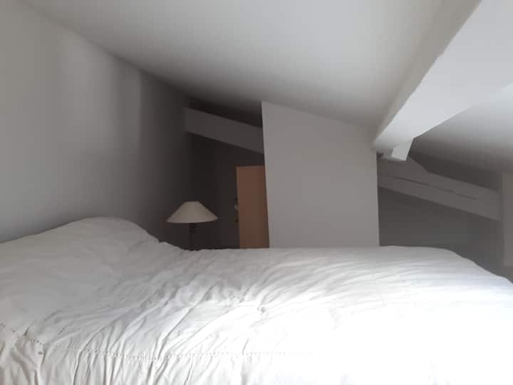 Pod strechami je veľká posteľ, vynikajúci matrac a velux