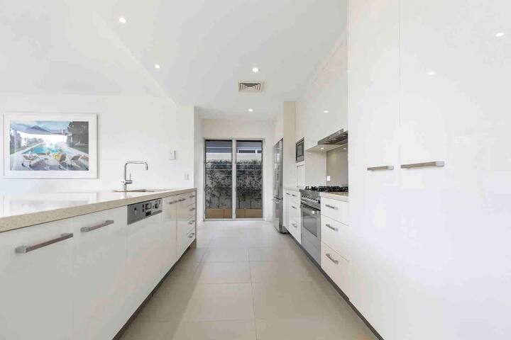 Beautiful Modern Beach House Coolum /Yaroomba Bch gallery image 4