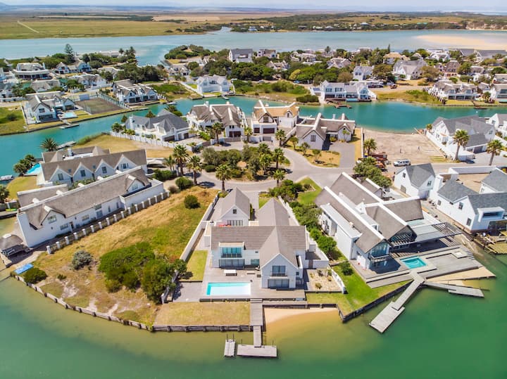 19 Long Island waterfront villa with heated pool. Houses for Rent in